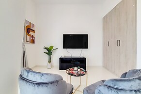 GreenFuture - Incredible Cityscape View From This Sleek Studio