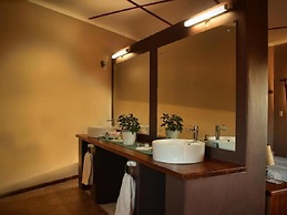 Africa Awaits Lodge