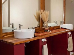 Africa Awaits Lodge