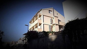 Charming Apartment 3 Sleeps 4 Guests