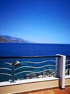 Hotel On The Rocks