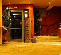 Hotel On The Rocks