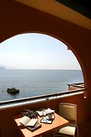Hotel On The Rocks