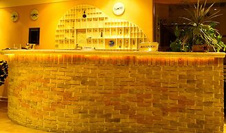 Hotel On The Rocks