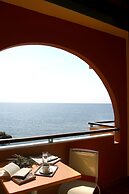Hotel On The Rocks