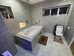 1 Bed Flat - Sleeps 2 - Hot Tub - Parking - Wifi