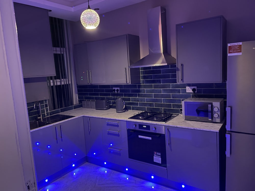 1 Bed Flat - Sleeps 2 - Hot Tub - Parking - Wifi