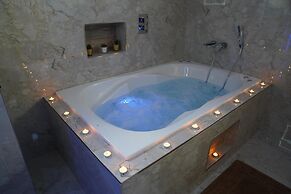 1 Bed Flat - Sleeps 2 - Hot Tub - Parking - Wifi