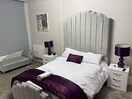 1 Bed Flat - Sleeps 2 - Hot Tub - Parking - Wifi