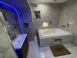 1 Bed Flat - Sleeps 2 - Hot Tub - Parking - Wifi
