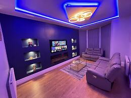 1 Bed Flat - Sleeps 2 - Hot Tub - Parking - Wifi