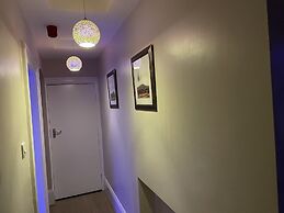 1 Bed Flat - Sleeps 2 - Hot Tub - Parking - Wifi