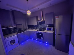 1 Bed Flat - Sleeps 2 - Hot Tub - Parking - Wifi
