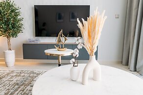 New! Luxurious Stay Dubai Creek Balcony & View