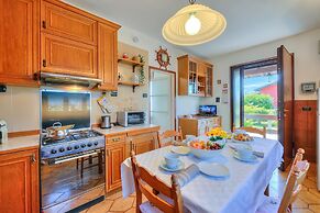 Cedar House Villa Few Minutes From Lake