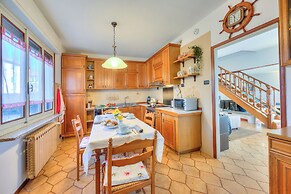 Cedar House Villa Few Minutes From Lake