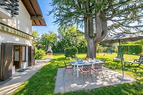 Cedar House Villa Few Minutes From Lake