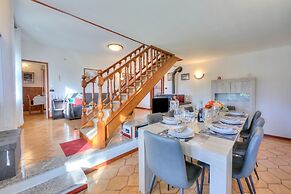 Cedar House Villa Few Minutes From Lake