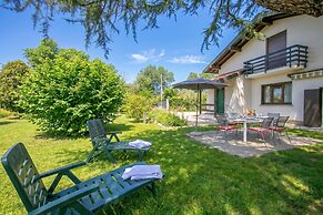 Cedar House Villa Few Minutes From Lake