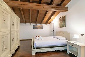Cedar House Villa Few Minutes From Lake