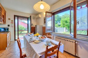 Cedar House Villa Few Minutes From Lake