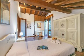 Cedar House Villa Few Minutes From Lake