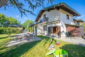 Cedar House Villa Few Minutes From Lake