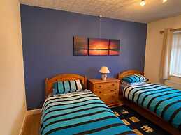 Quiet Secluded two Bedroom Bungalow With Parking