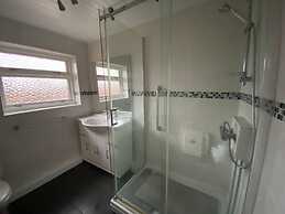 Quiet Secluded two Bedroom Bungalow With Parking