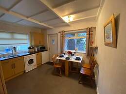 Quiet Secluded two Bedroom Bungalow With Parking