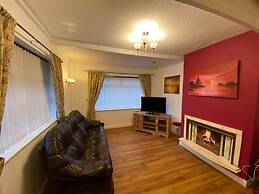 Quiet Secluded two Bedroom Bungalow With Parking