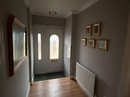 Quiet Secluded two Bedroom Bungalow With Parking