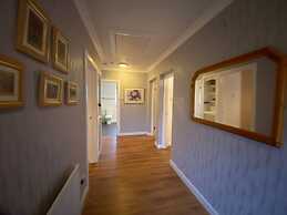 Quiet Secluded two Bedroom Bungalow With Parking