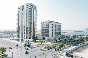 Elegant Stay: Balcony & Stunning Dubai Creek Views