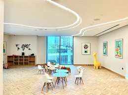 Elegant Stay: Balcony & Stunning Dubai Creek Views