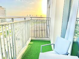 Elegant Stay: Balcony & Stunning Dubai Creek Views