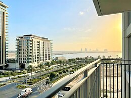 Elegant Stay: Balcony & Stunning Dubai Creek Views