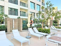 Elegant Stay: Balcony & Stunning Dubai Creek Views