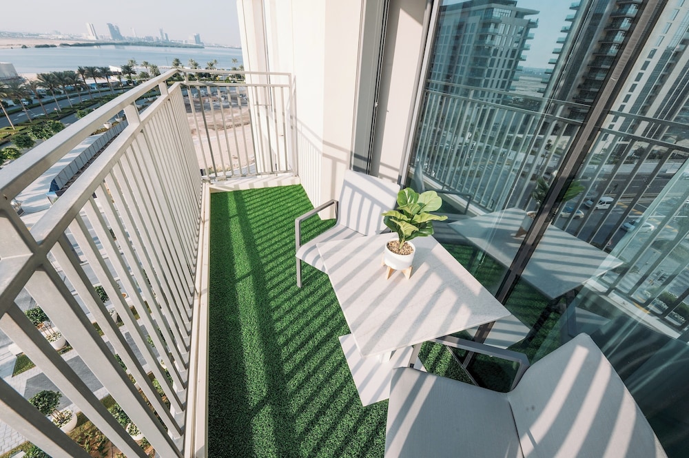 Elegant Stay: Balcony & Stunning Dubai Creek Views
