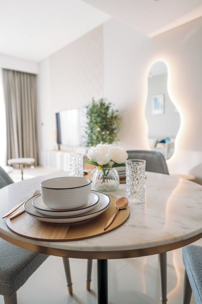Elegant Stay: Balcony & Stunning Dubai Creek Views