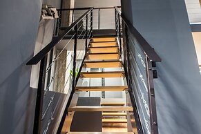 Modern Industrial Apt In Neos Kosmos