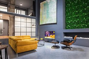 Modern Industrial Apt In Neos Kosmos