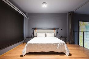 Modern Industrial Apt In Neos Kosmos