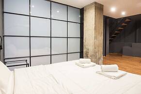 Modern Industrial Apt In Neos Kosmos