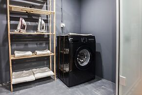 Modern Industrial Apt In Neos Kosmos