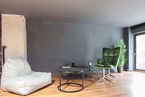 Modern Industrial Apt In Neos Kosmos