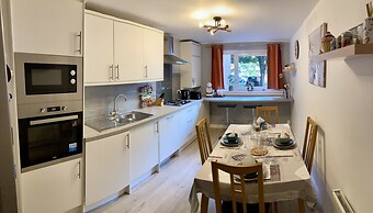 Apartment Sleeps 4 With Free Parking