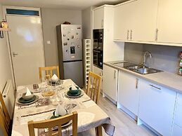 Apartment Sleeps 4 With Free Parking
