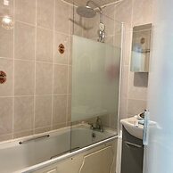Apartment Sleeps 4 With Free Parking