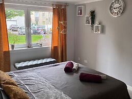 Apartment Sleeps 4 With Free Parking